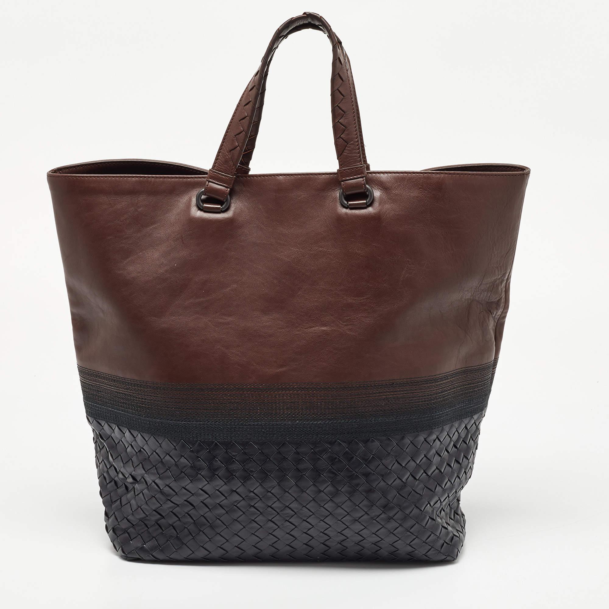 Thoughtful details, high quality, and everyday convenience mark this Bottega Veneta Intrecciato bag for women. The bag is sewn with skill to deliver a refined look and an impeccable finish.

Includes: Info Booklet