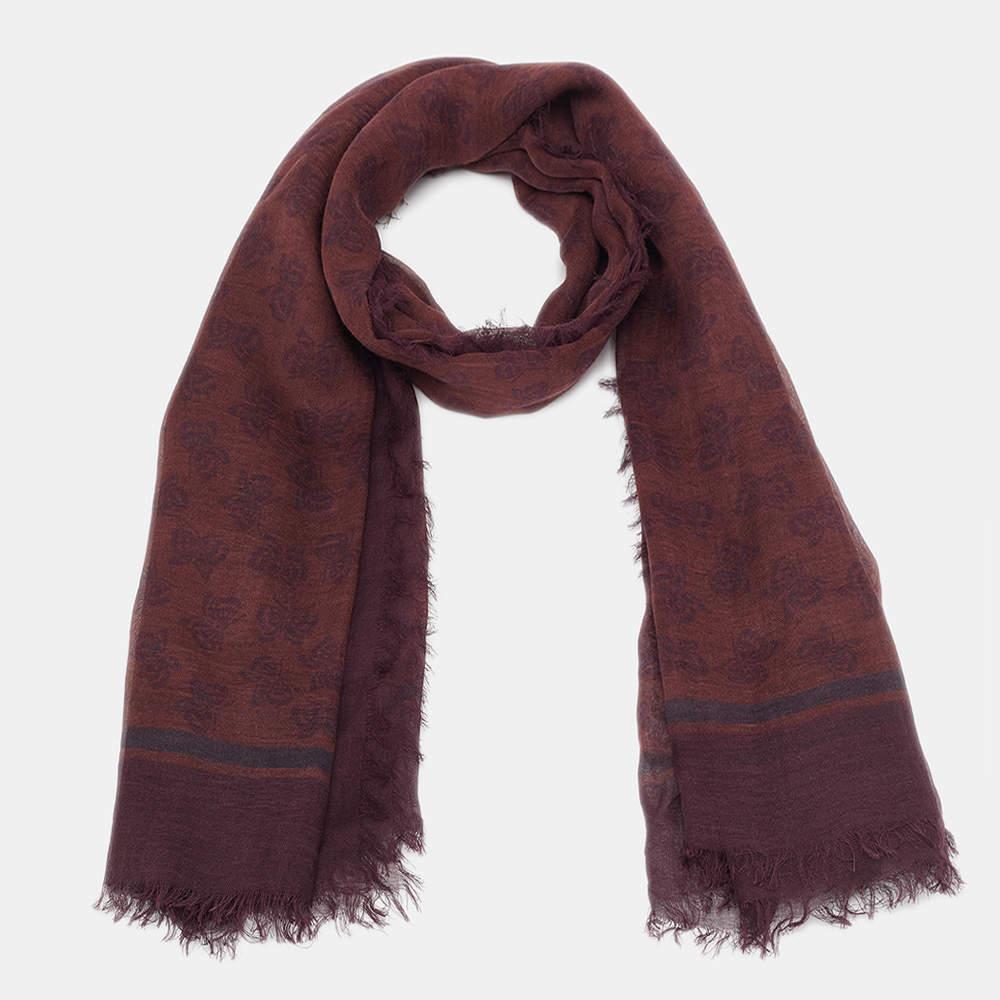 Elevate your style with this meticulously crafted Bottega Veneta scarf. Prints and timeless design unite for an exquisite accessory that exudes sophistication and style.