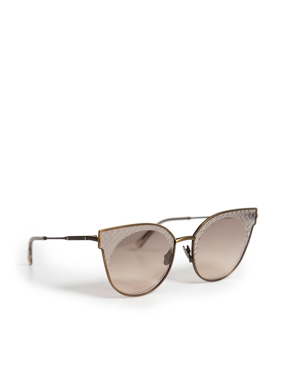 CONDIT ist sehr gut. Die Sonnenbrille weist nur minimale Gebrauchsspuren auf. Leichte Kratzer an den Enden der beiden Arme dieses gebrauchten Bottega Veneta Designer Wiederverkaufsartikels. Diese Sonnenbrille wird mit dem Originaletui geliefert.
 
