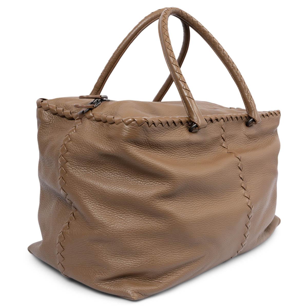 100% authentic Bottega Veneta Brick bag in mud brown deer skin leather with intrecciato trim. Closes with a zipper on top. Lined in taupe suede with an open pocket against the front and a zipper pocket against the back. Has been carried and shows
