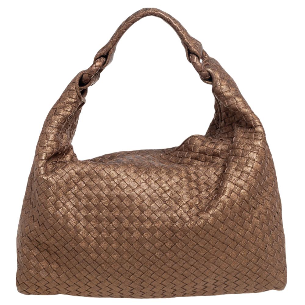 Bottega Veneta's Sloane hobo styled in a classic hobo style is totally fashion-approved and city-appropriate. The grand hues of the bag lend it a sophisticated appeal with hints of elegance, and the signature Intrecciato weave pattern makes it an