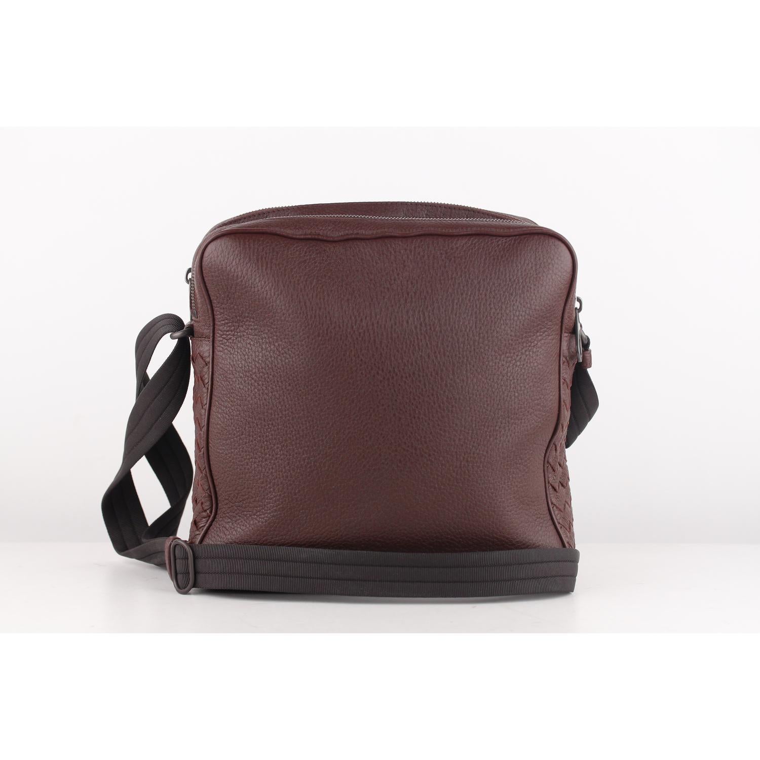 Bottega Veneta Brown Grained Leather Messenger Crossbody Bag

Material : Leather 
Color : Brown
Model : Messenger Bag
Gender : Women
Country of Manufacture : Italy
Size : Medium
Bag Depth : 3 inches - 7,6 cm 
Bag Height : 9.75 inches - 24,8 cm 
Bag