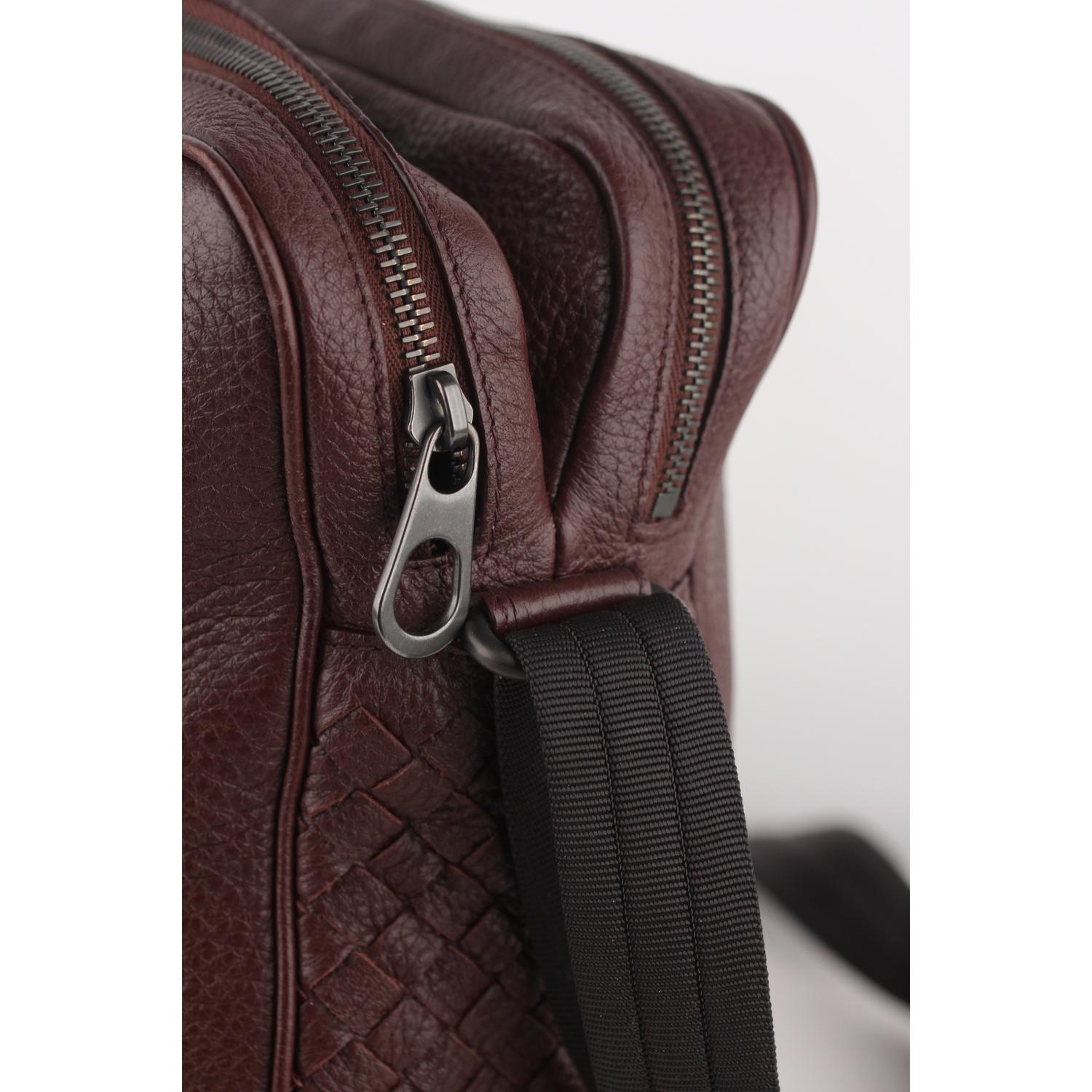 Women's or Men's Bottega Veneta Brown Grained Leather Messenger Crossbody Bag