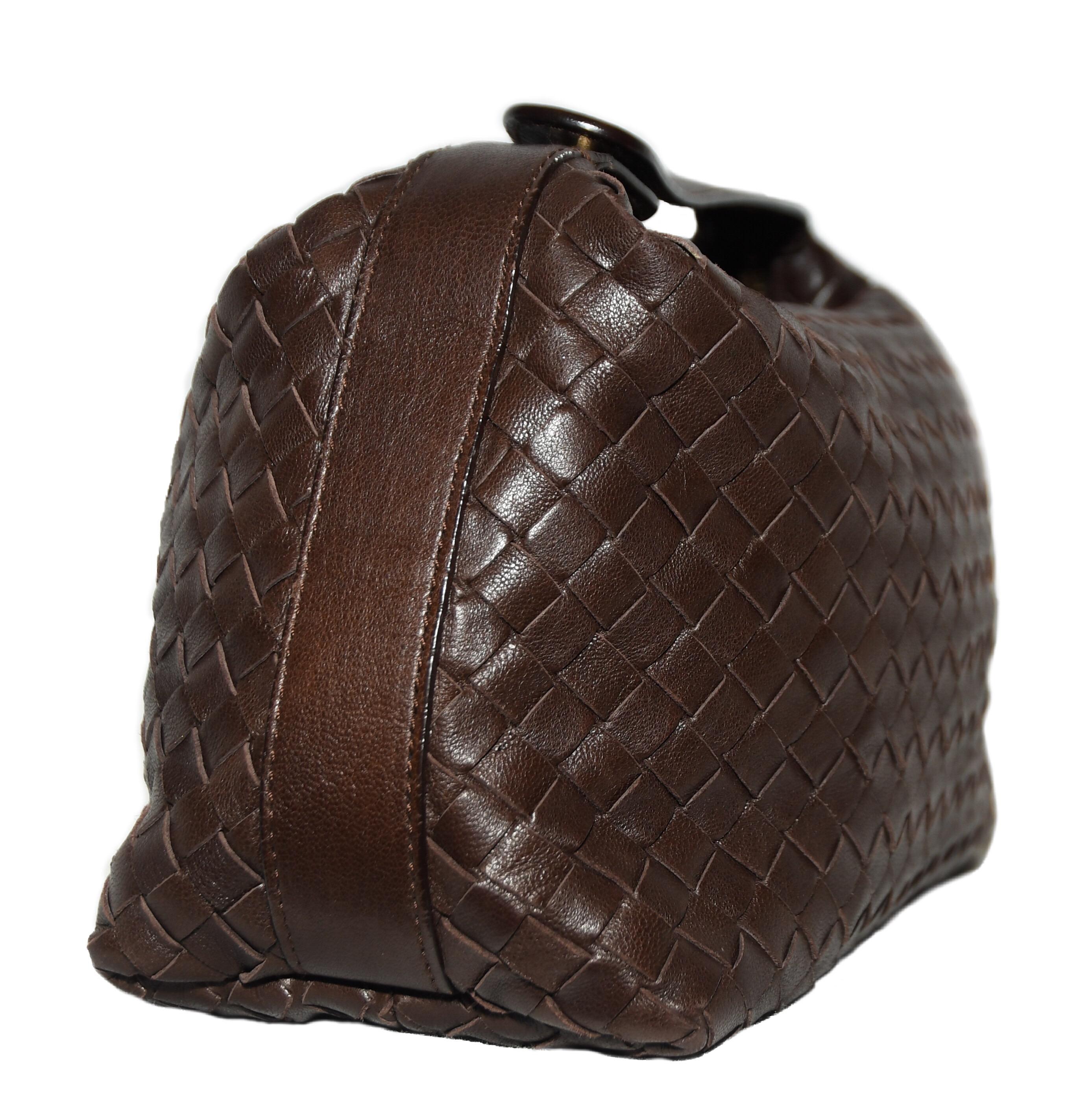 Bottega Veneta brown intercciato 2008 woven Nappa leather make up bag is lined in soft beige suede.  This bag has one central opening with gold tone zipper at top for easy access to your The handle contains one snap.  This bag is in excellent
