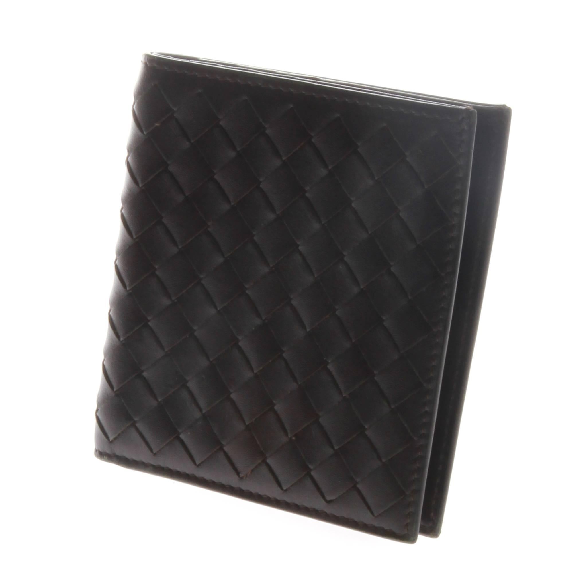 This classic bi-fold wallet is crafted of sleek calf leather featuring the signature intrecciato. 

The essential design is finished with a smooth leather interior and features 8 credit card slots, 4 compartments for organising bills and receipts
