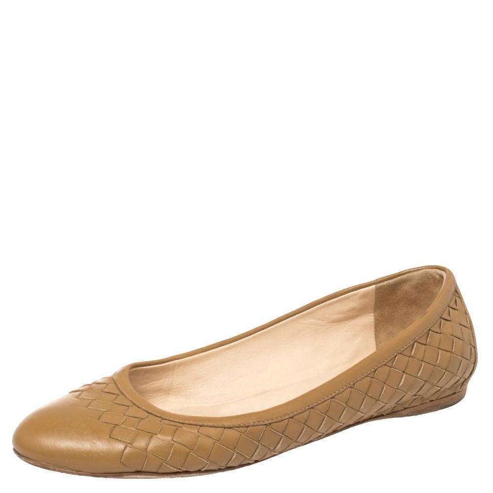These ballet flats from Bottega Veneta are simple and sophisticated. They are crafted from leather featuring the signature Intrecciato pattern, designed with almond toes, and endowed with comfortable insoles. Pair them with your skirts and dresses.

