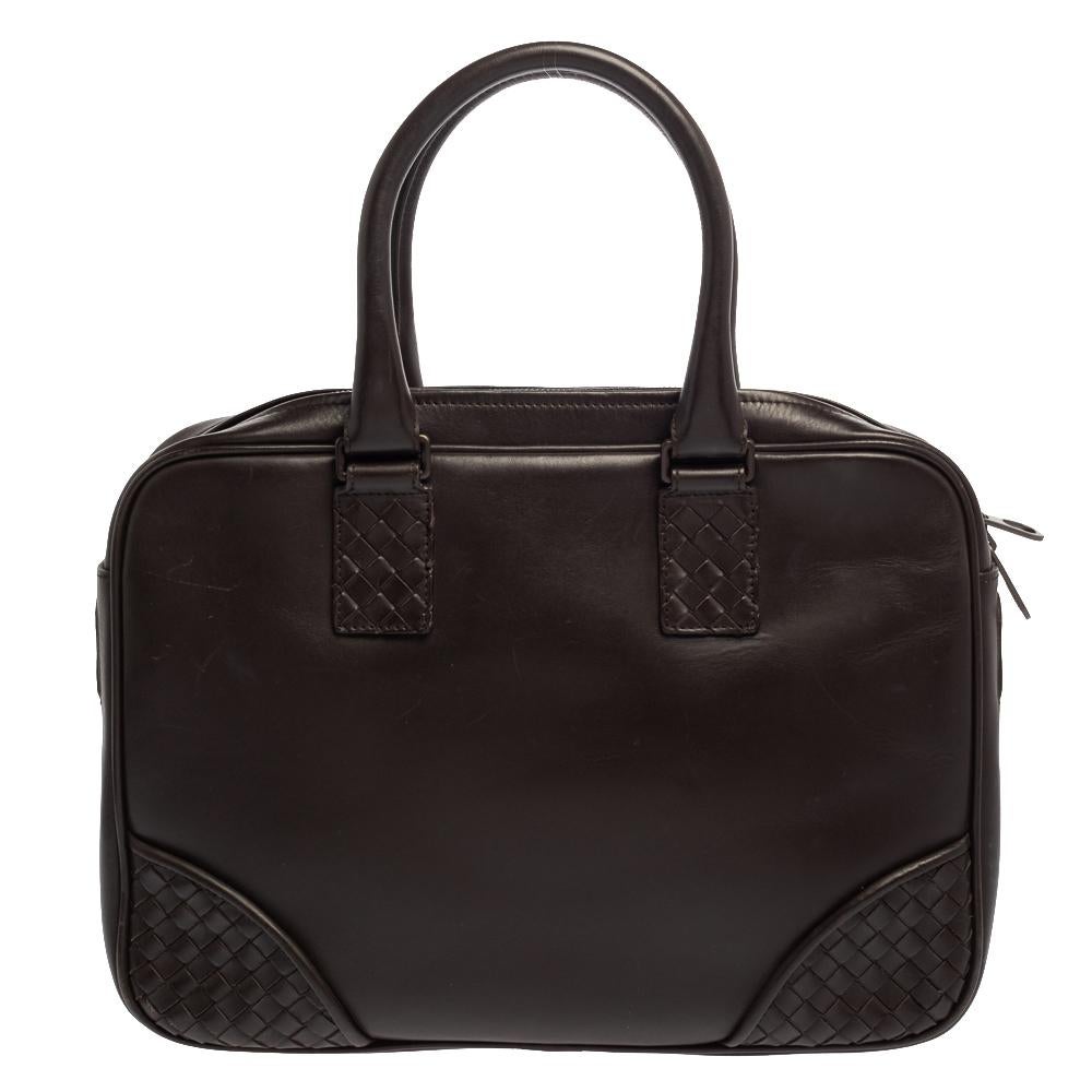 This stylish briefcase hails from the house of Bottega Veneta and will aid you in carrying all your work essentials with ease. It has been crafted in Italy and made from quality leather. It has the classic Intrecciato weave trims, dual handles,