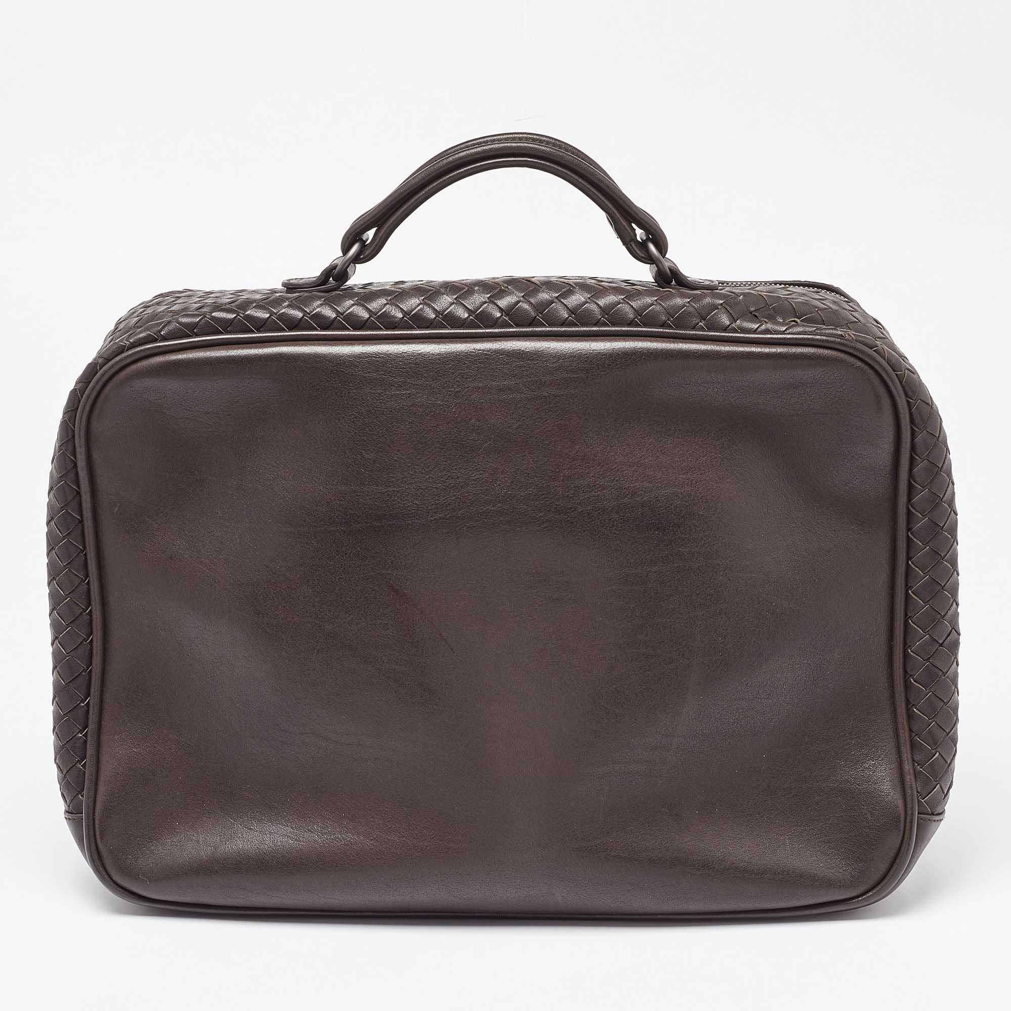 This Bottega Veneta briefcase brings such a fantastic shape that you're sure to look fashionable whenever you carry it. It has been crafted from brown leather and elevated with its signature Intrecciato touch.

Includes: Original Dustbag

