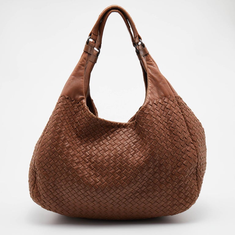 Bottega Veneta Brown Intrecciato Leather Campana Hobo In Good Condition For Sale In Dubai, Al Qouz 2