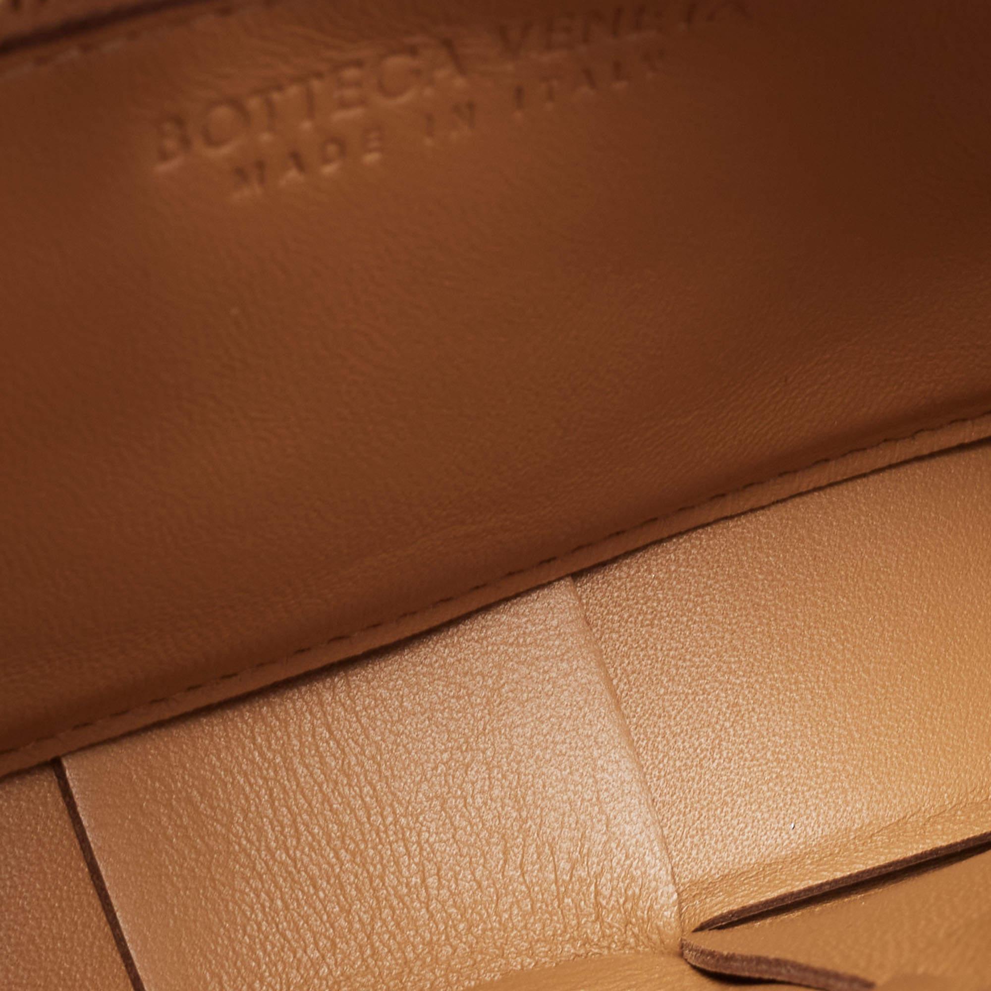 Bottega Veneta Brown Intrecciato Leather Cassette Shoulder Bag For Sale 7