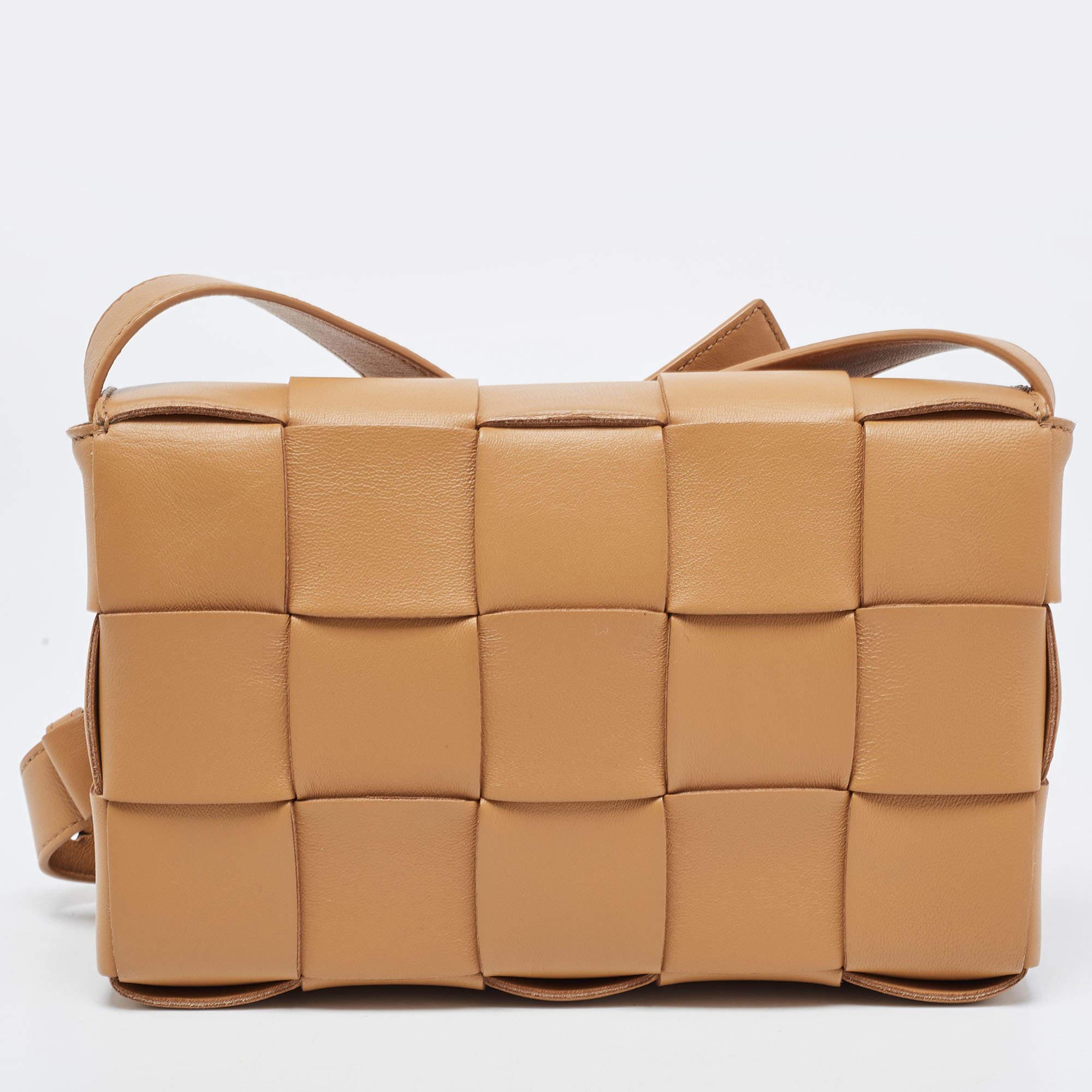 The Cassette bag by Bottega Veneta is all things stylish, trendy, and Instagrammable. With its playful take on the brand's signature house code - the Intrecciato weave, the bag's exterior flaunts a maxi version of the weave. It is crafted from