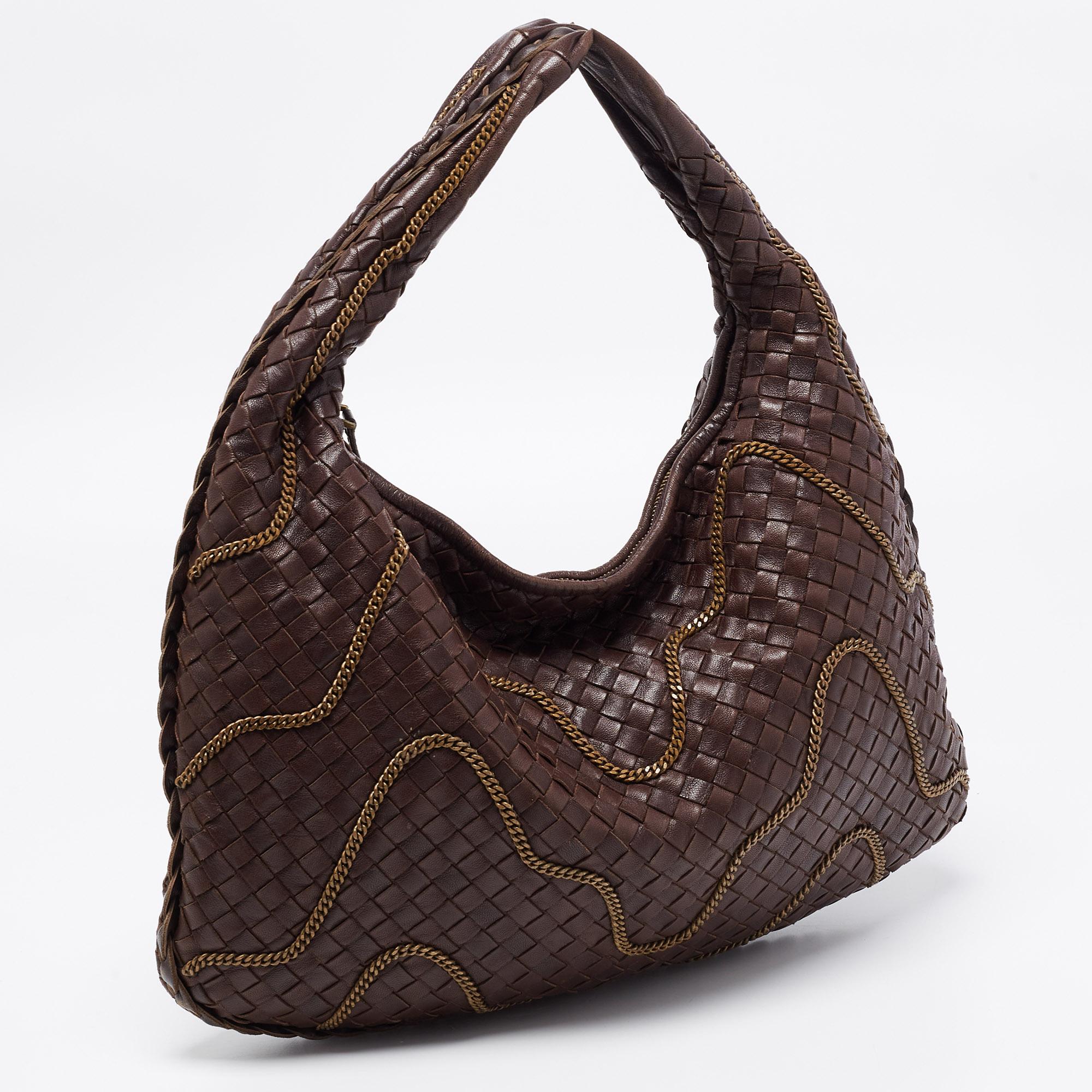 Bottega Veneta Brown Intrecciato Leather Chain Link Detail Hobo In Good Condition In Dubai, Al Qouz 2