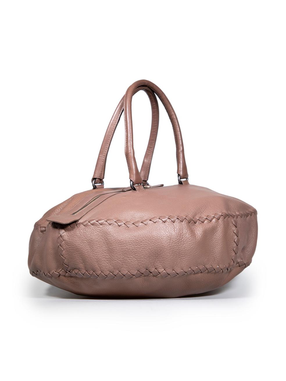 CONDITION is Very good. Minimal wear to bag is evident. Minimal creasing to the leather handle due to poor storage. There is one small small mark on the side of the zip facing on this used Bottega Veneta designer resale item.
 
 
 
 Details
 
 
