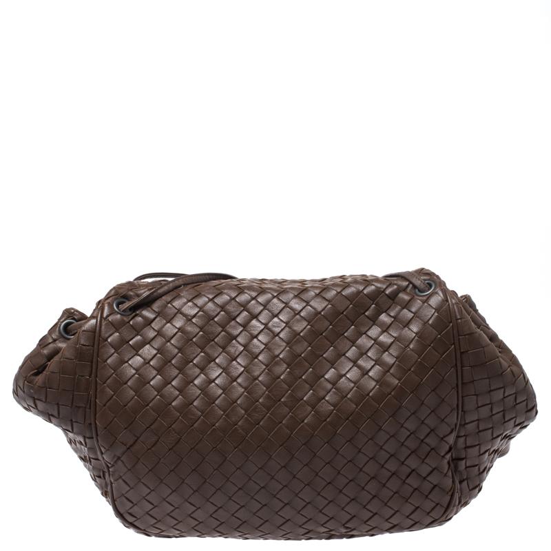 Bottega Veneta is known to create timeless designs celebrating craftsmanship. This bag is no different. This Bottega Veneta crossbody bag is perfect for your everyday use as well as for special occasions. An impressive leather creation, the brown