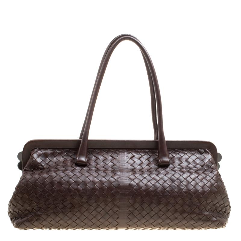 Look truly exceptional and fashion-forward while carrying this stunning frame satchel from Bottega Veneta. This exceptional piece is designed with subtle details such as the chic brown leather exterior which is adorned by the signature Intrecciato
