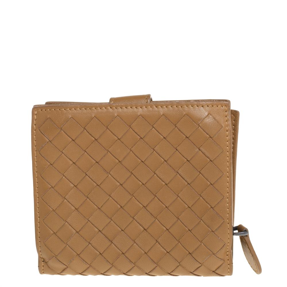 Now here's a wallet that is both stylish and functional. This French wallet by Bottega Veneta has been crafted from leather and detailed with the intrecciato pattern. It opens to reveal multiple slots and compartments to neatly arrange your cards