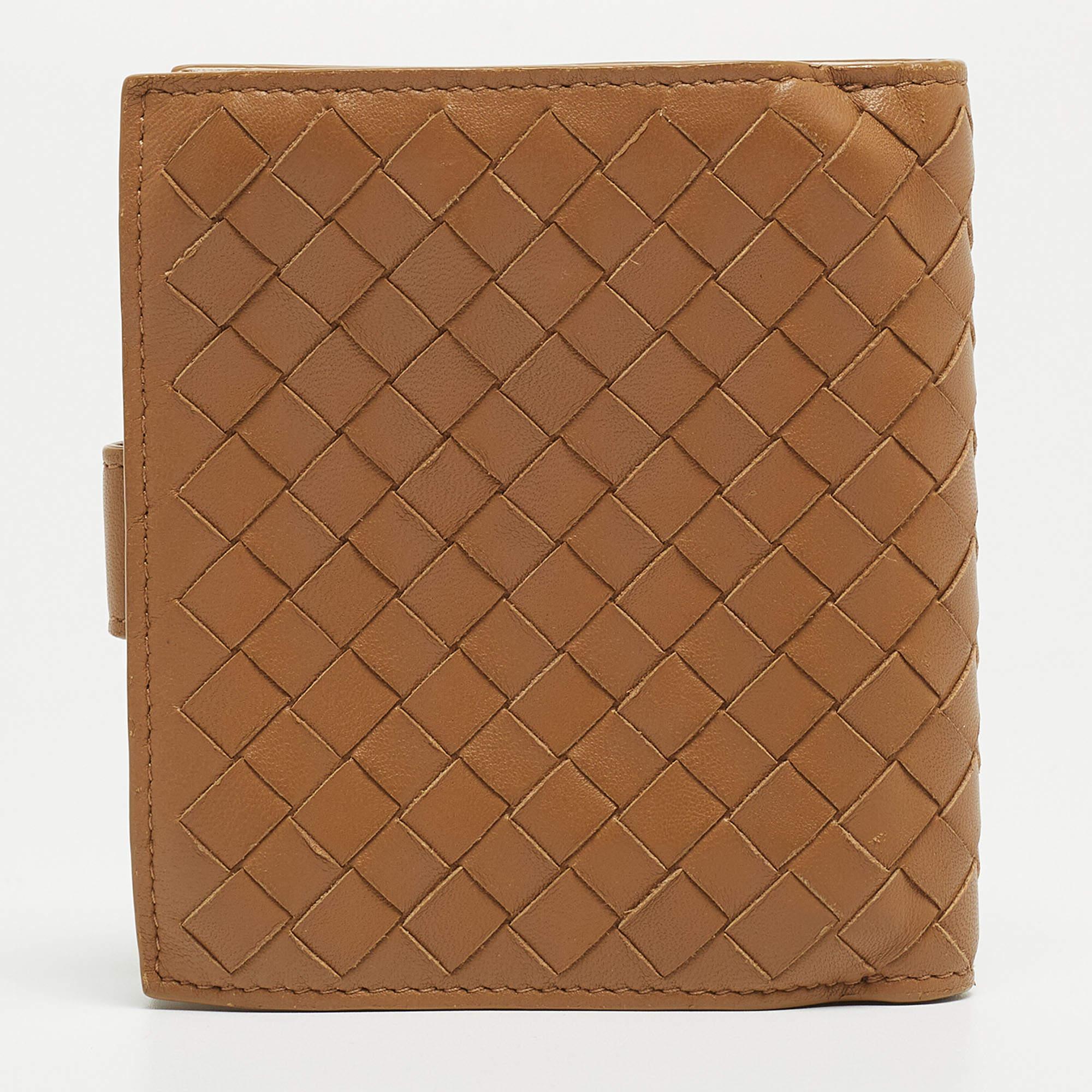 Compact and stylish, this Bottega Veneta wallet will be your favorite grab-and-go companion. Designed from Intrecciato leather, its interior is divided into different compartments to store your cards and cash perfectly.

