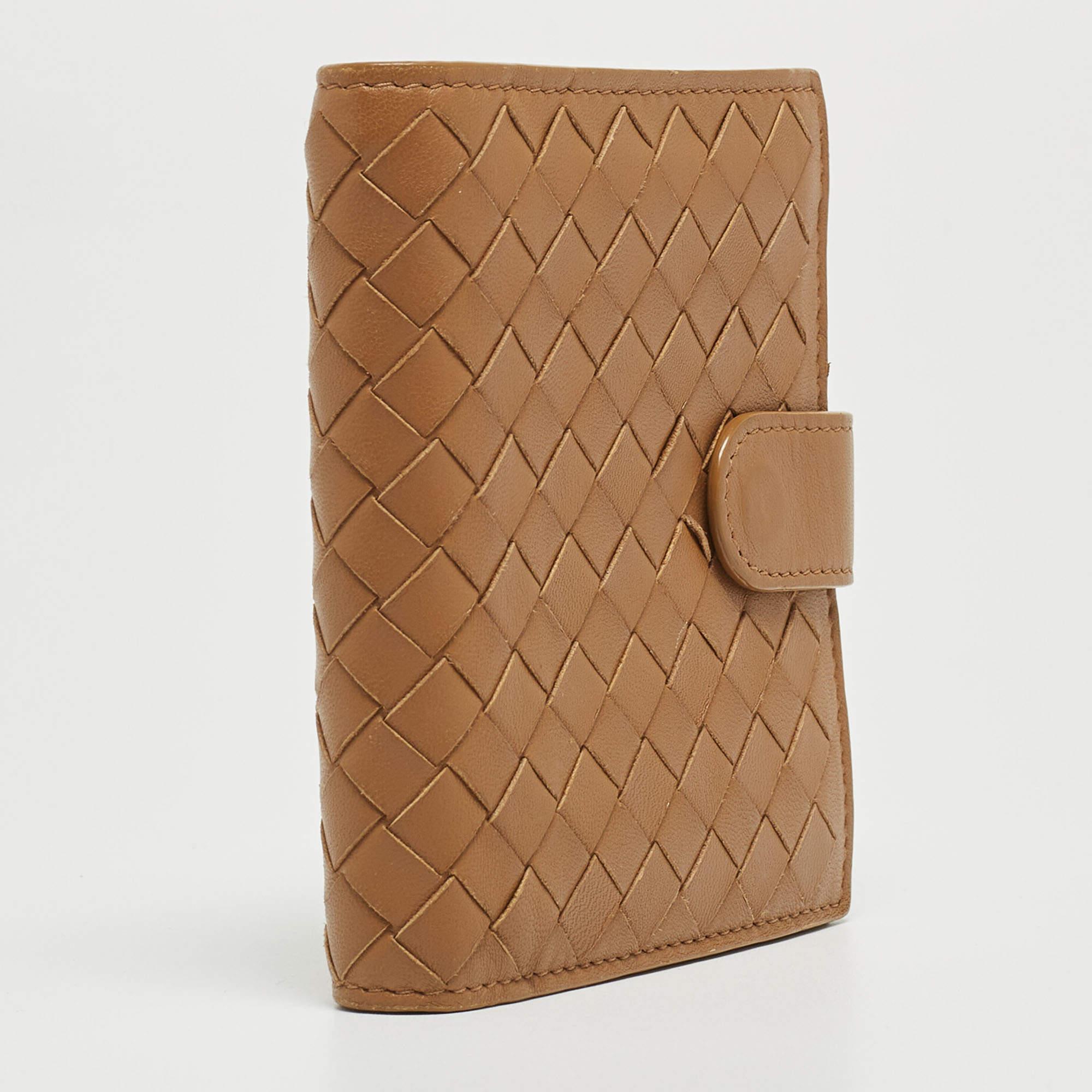 Bottega Veneta Brown Intrecciato Leather French Wallet In Good Condition In Dubai, Al Qouz 2