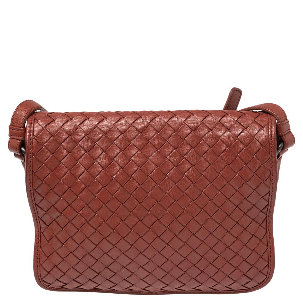 Swap that regular everyday tote with this charming crossbody bag from the house of Bottega Veneta. Crafted from leather and enhanced with the Intrecciato weave, the bag comes fitted with an adjustable shoulder strap and a full flap style. The