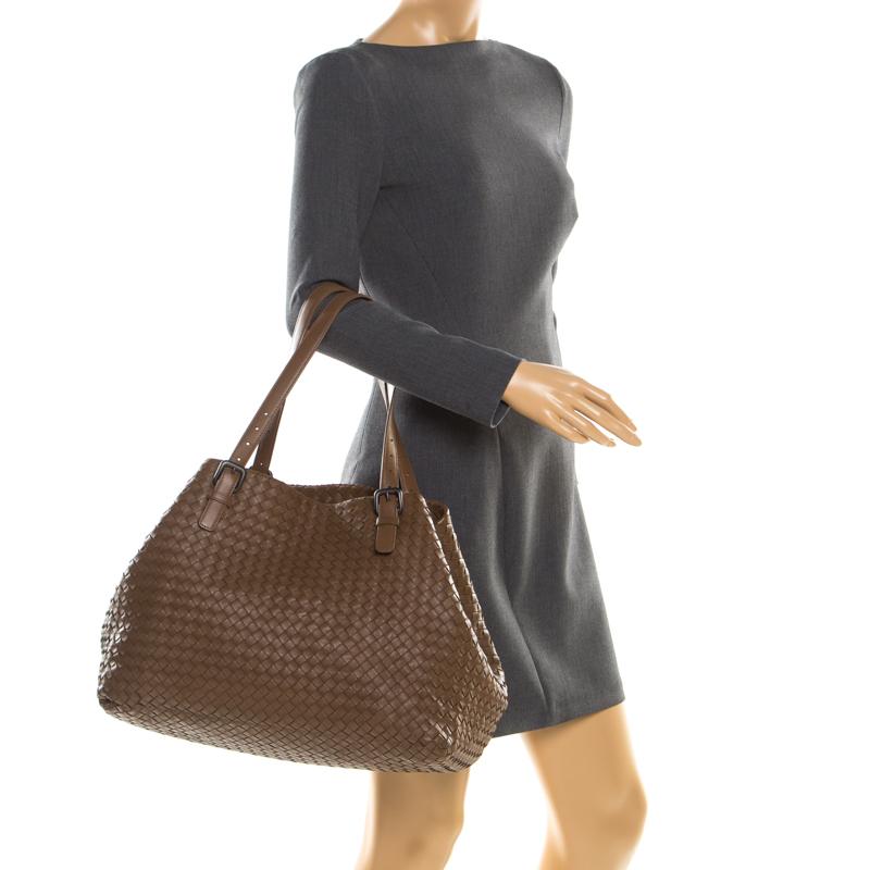 Bottega Veneta's large Cesta tote styled in a boxy look is a totally fashion-approved and city-appropriate. The sophisticated brown hue of the bag lends it a subtle appeal with hints of elegance, and the signature Intrecciato weave pattern makes it