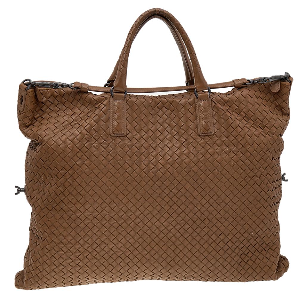 This Bottega Veneta bag is a practical tote with a signature touch. Crafted from leather in the Intrecciato pattern, it features top handles, a removable shoulder strap and a spacious suede interior. The perfect everyday bag to elevate your style