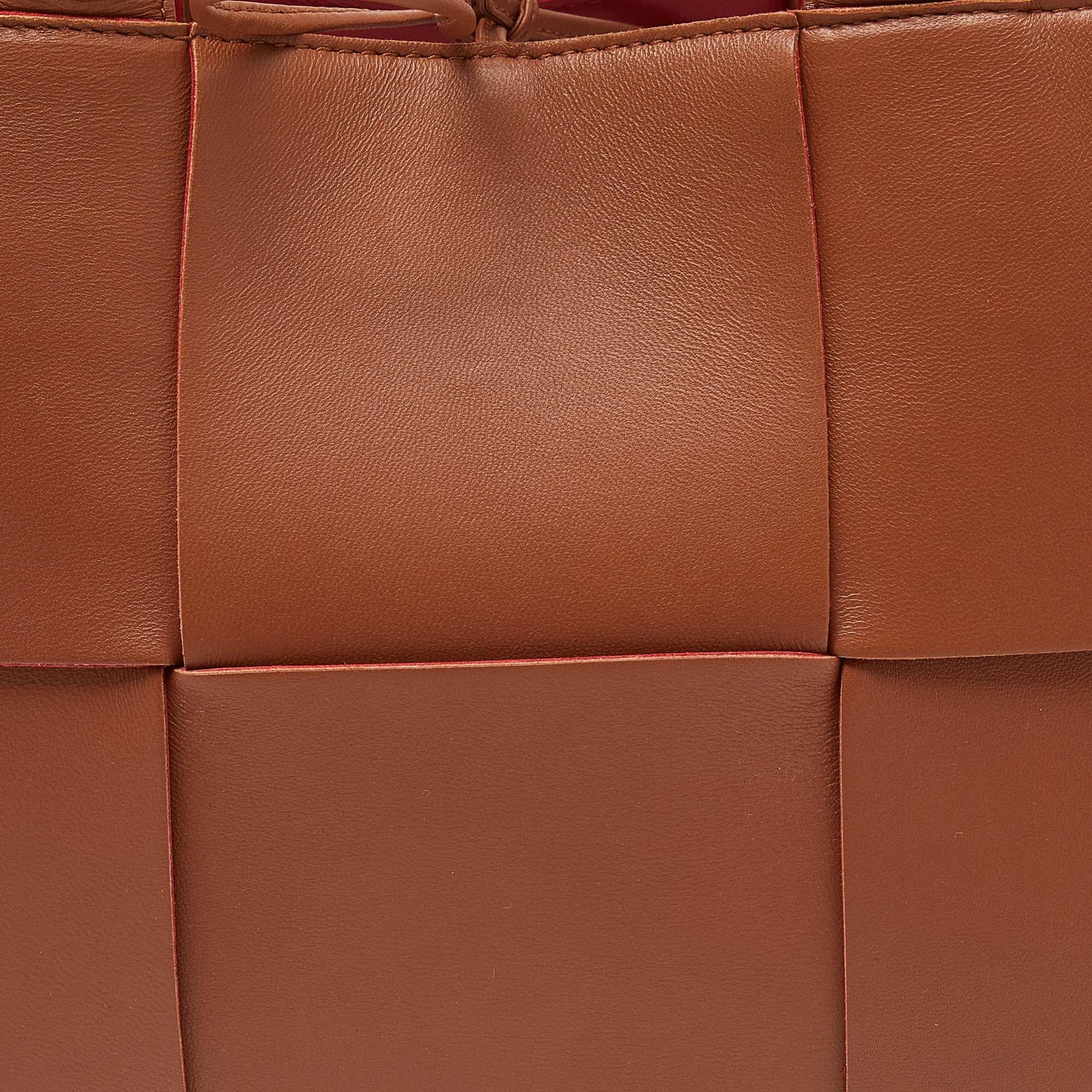 Women's Bottega Veneta Brown Intrecciato Leather Medium Arco Tote For Sale