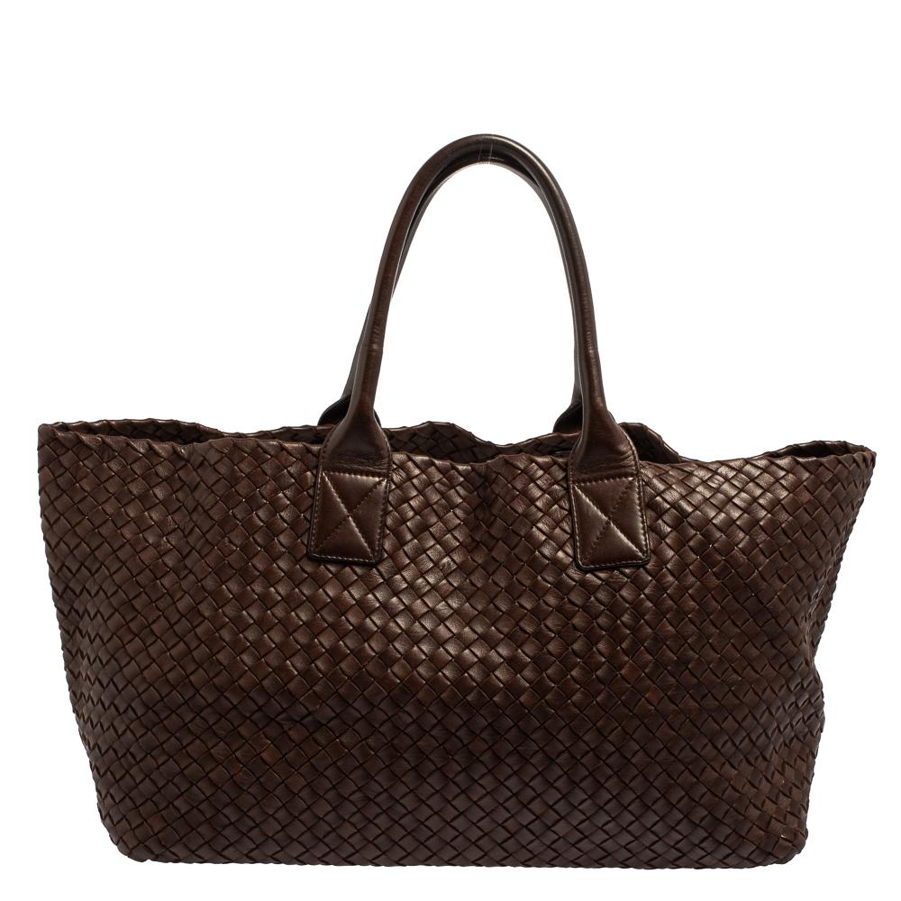 One look at this Cabat tote from Bottega Veneta and you'll know why it is so wonderful. It is high in style and magnificent in appeal. Crafted from brown leather using their Intrecciato weaving technique and held by two rolled handles, it is