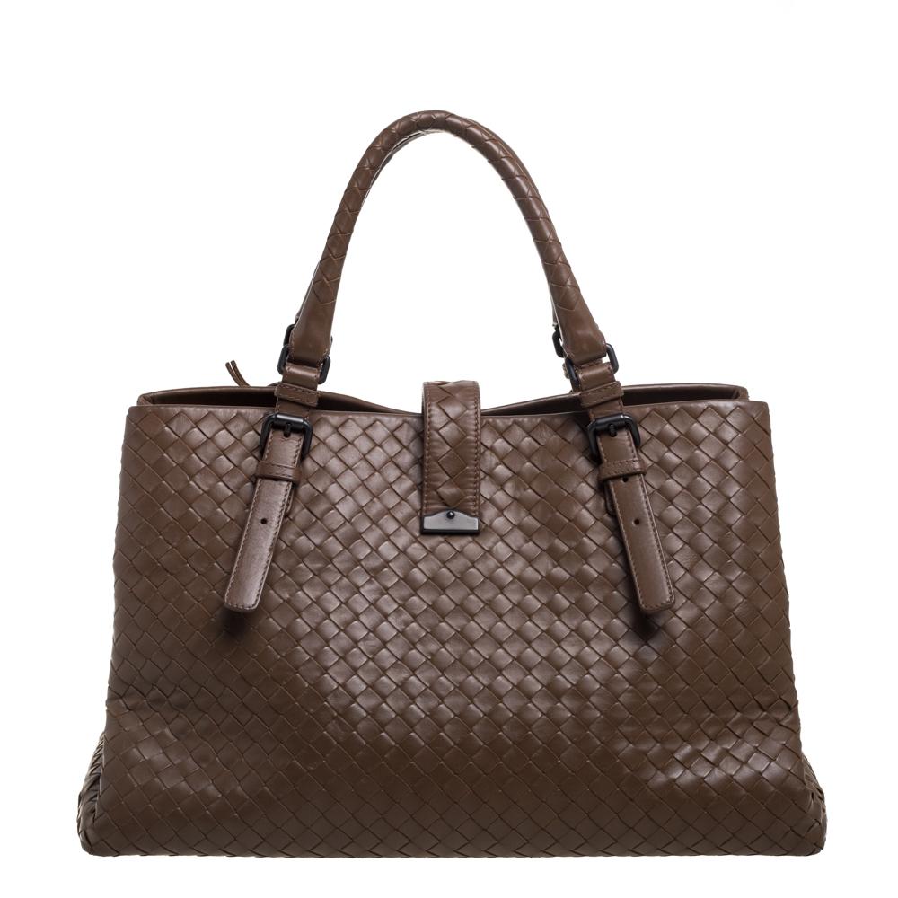 This Bottega Veneta tote is a creation that brings joy to one's sight! It has been beautifully woven using leather in their signature Intrecciato pattern and held by two top handles. The bag is also equipped with a flap push-lock which secures three