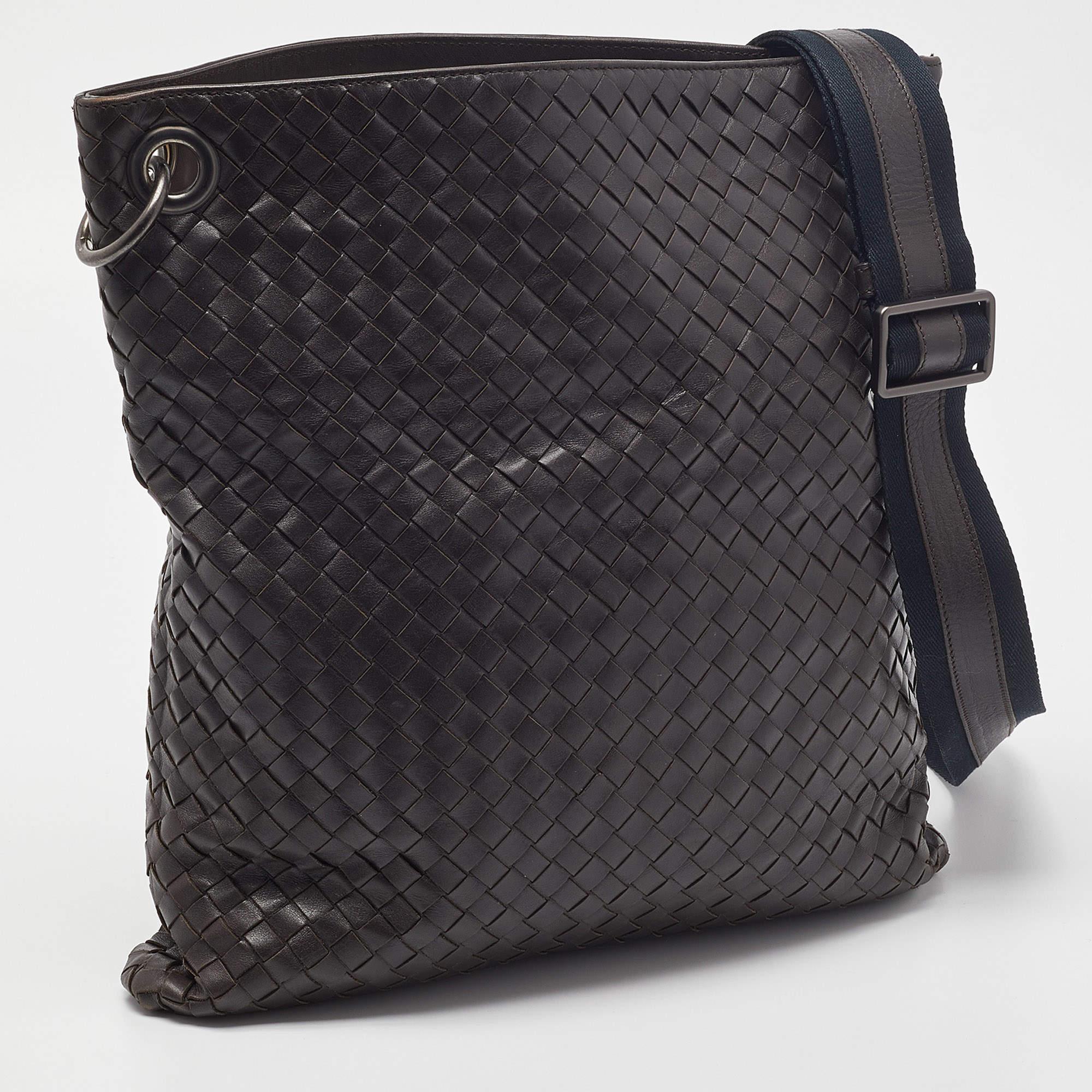 Bottega Veneta Brown Intrecciato Leather Messenger Bag In Good Condition In Dubai, Al Qouz 2