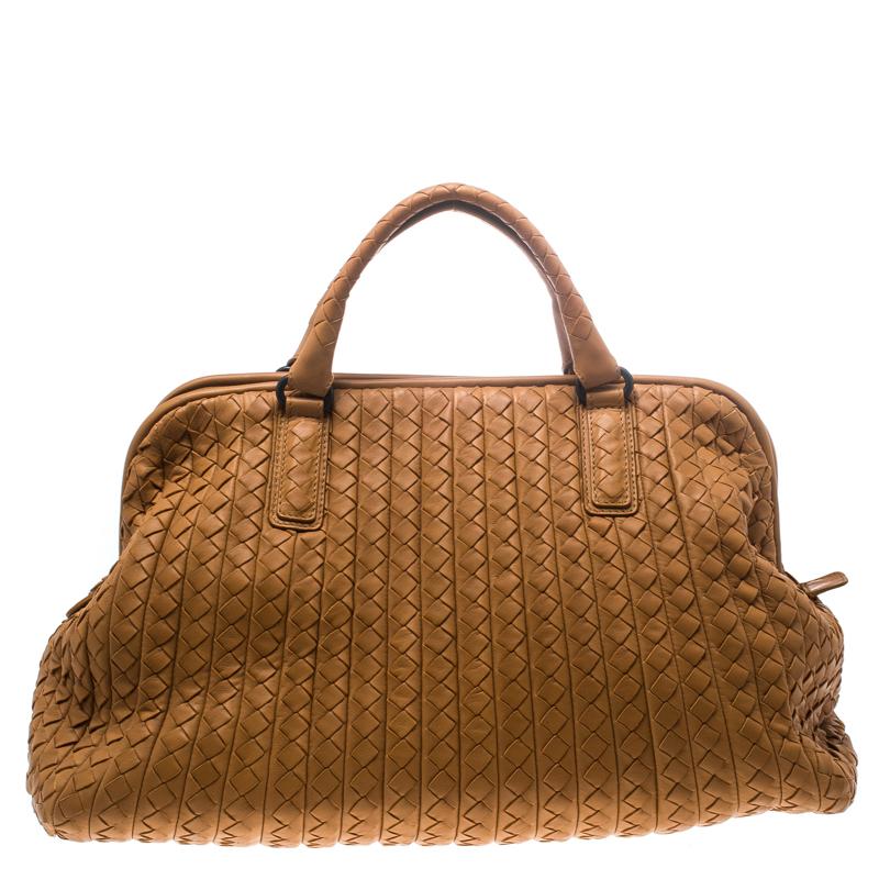 Versatile and practical, this New Bond Satchel from Bottega Veneta is absolutely delightful. The brown satchel is crafted from leather and features the signature Intrecciato pattern all over it which is unique to the brand. It flaunts dual handles