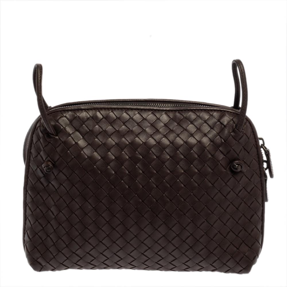 This Nodini bag from Bottega Veneta is crafted from brown leather using their signature Intrecciato weaving technique flaunting a seamless silhouette. Brimming with artistry and quality craftsmanship, the bag has an interior that is spacious enough