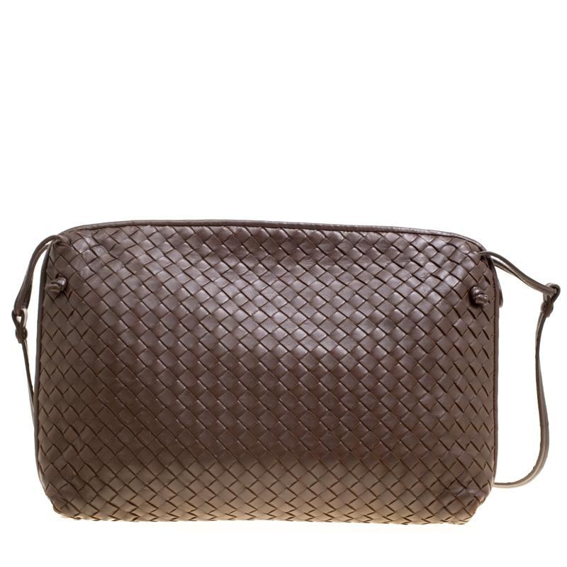Start your weekend on a fashionable note with this brown bag. This trendy and classy creation by Bottega Veneta will surely fetch you a lot of compliments. It comes made from leather in their Intrecciato pattern and equipped with a suede interior