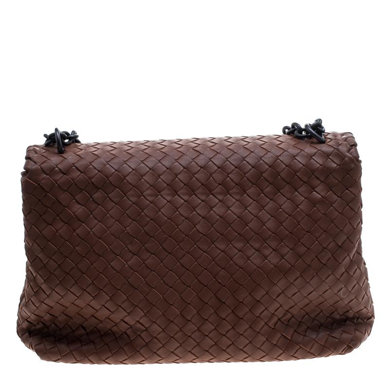 Look stately and smart in this Bottega Veneta creation. The suede inside ensures that you can store your essentials securely while the leather exterior covered in their Intrecciato pattern lends it a touch of luxury. The bag is complete with