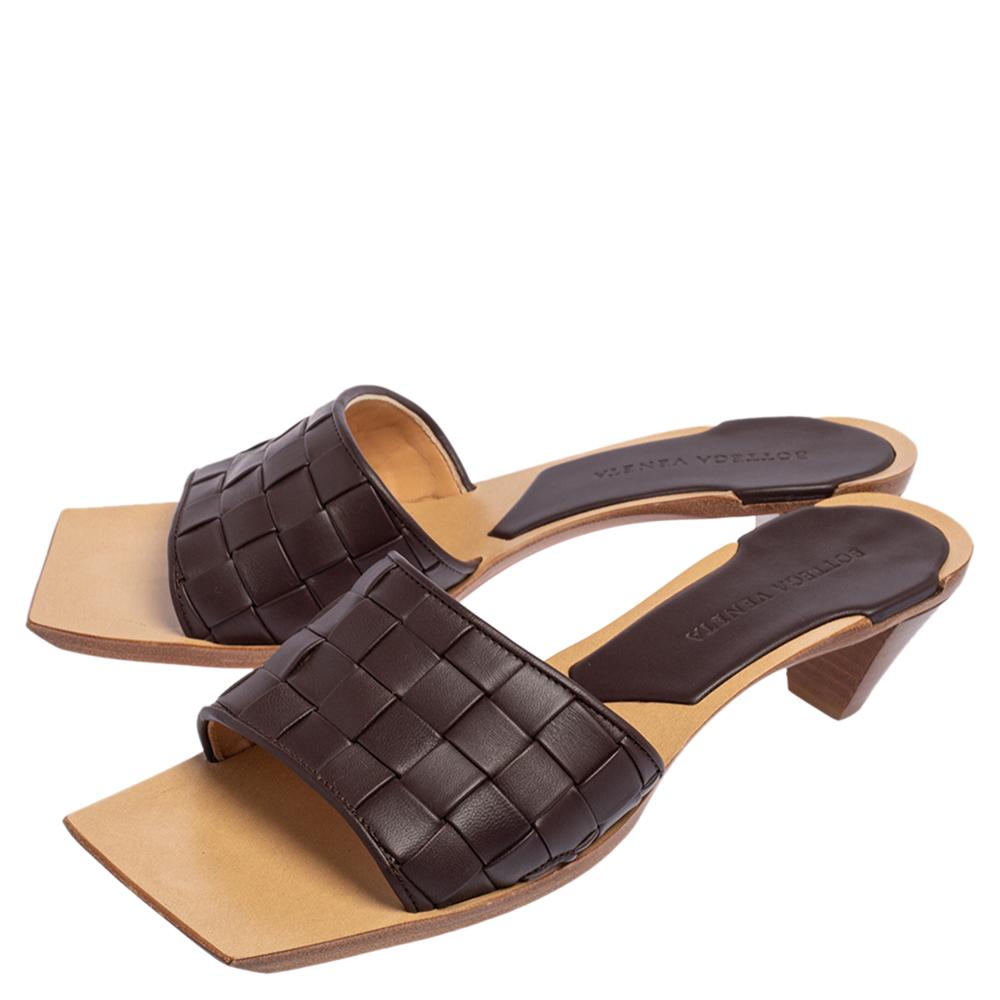 Bottega Veneta Brown Intrecciato Leather Slide Sandals Size 37.5 In Good Condition In Dubai, Al Qouz 2