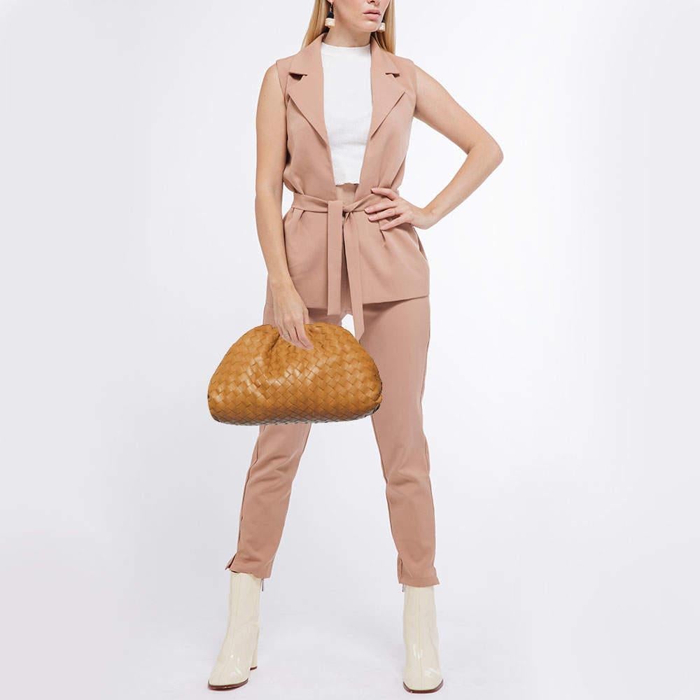A bag that took the fashion world by storm, Bottega Veneta’s The Pouch clutch reflects Daniel Lee’s distinctive style choices. This version is skillfully made from leather into an unstructured silhouette, providing ample space. Get ready to flaunt a