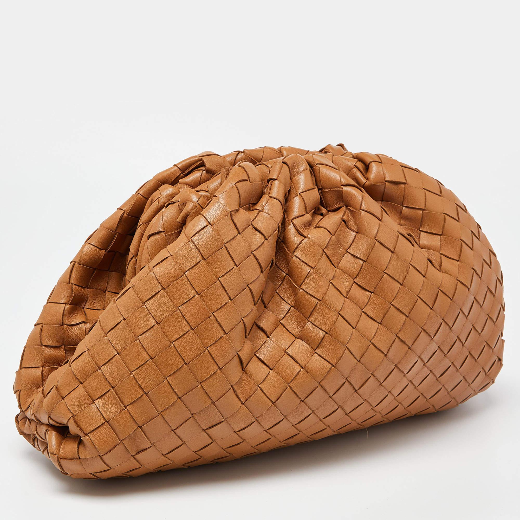 Bottega Veneta Brown Intrecciato Leather The Pouch Clutch In Excellent Condition In Dubai, Al Qouz 2