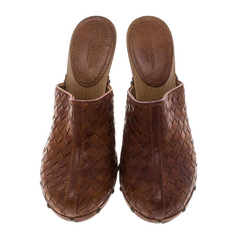 How fashionable are these clogs from Bottega Veneta! They have been crafted from fine leather in their signature Intrecciato weave and designed with wooden platforms and 12 cm heels. The clogs are high in style and they are sure to delight your