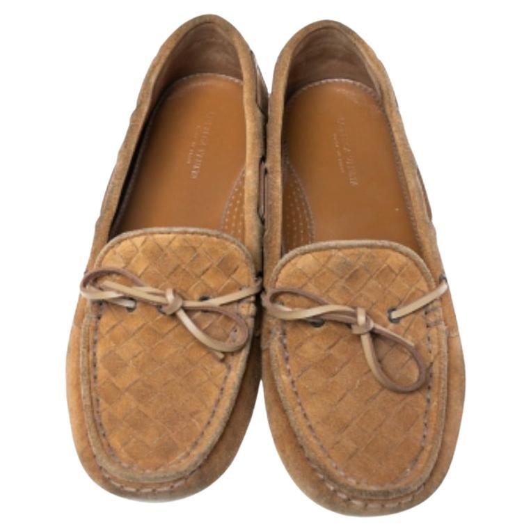 Si vous êtes à la recherche d'une paire de chaussures confortables, nous pensons que cette création de Bottega Veneta sera un choix judicieux. Confectionnée en daim et dotée d'une jolie forme, cette paire de mocassins allie luxe et confort. Les