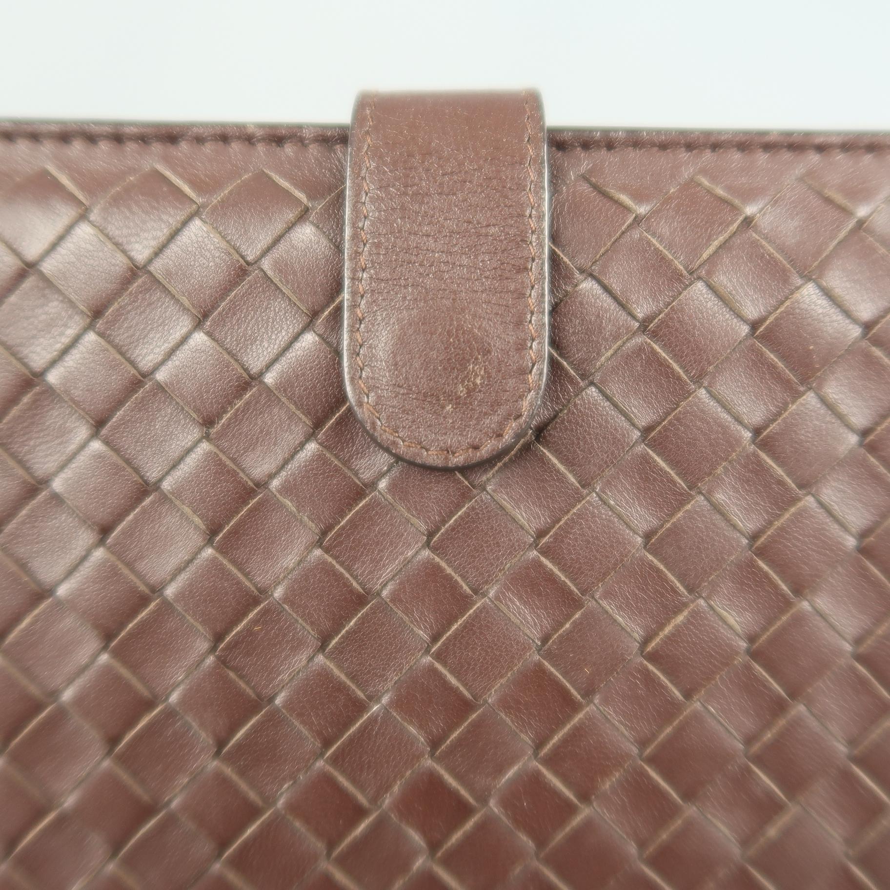 BOTTEGA VENETA tablet / iPad case circa 2011 comes in brown woven Intrecciato leather with a tab snap closure and canvas interior. Made in Italy.
 
Very Good Pre-Owned Condition.
 
10.5 x 8.25 in.