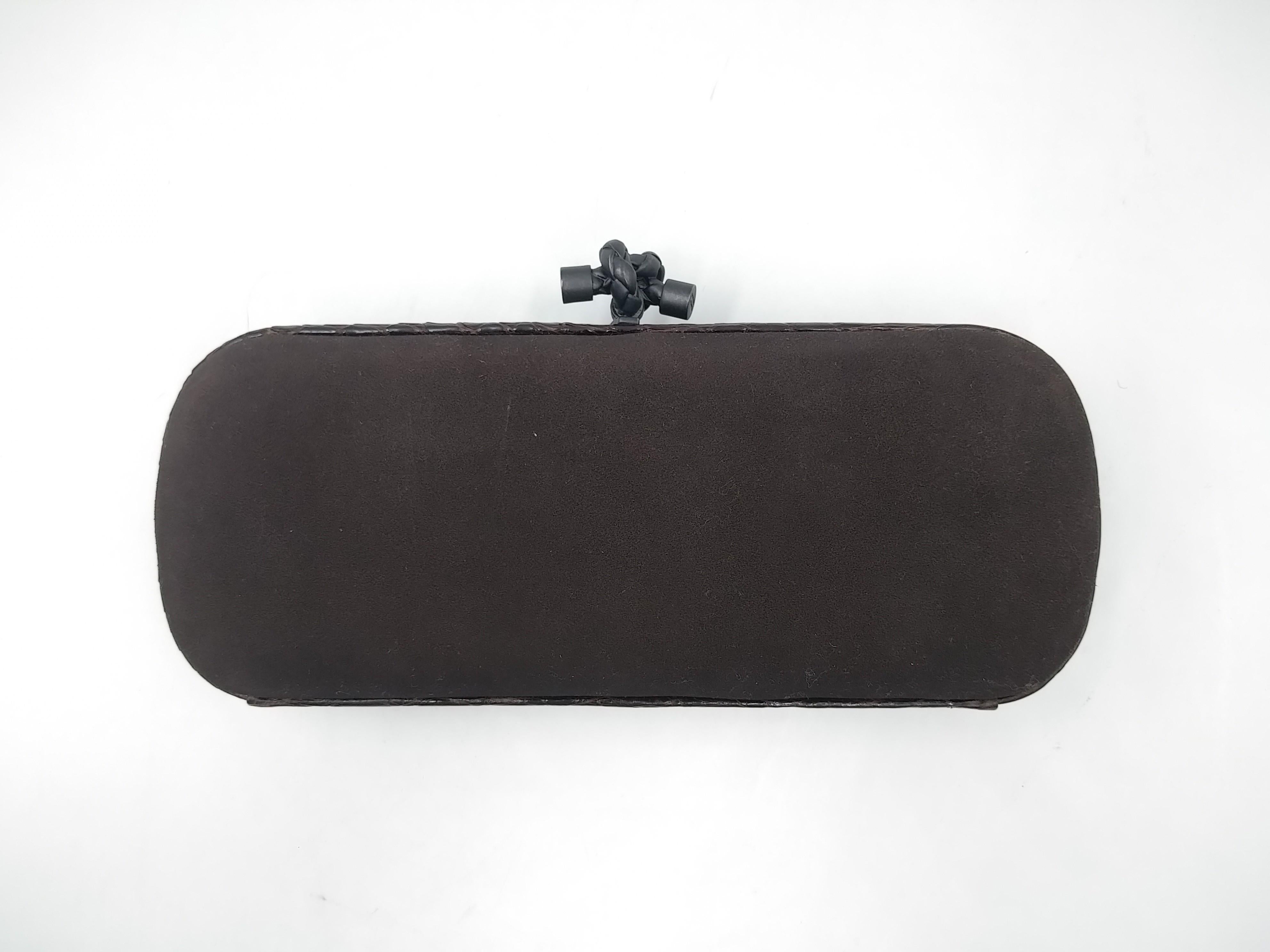 Bottega Veneta Brown Knot Clutch
- 100% Bottega Veneta
- brown velvet with crocodile trims
- Frame top with knot clasp
- brown suede inside
- box, dust bag and item tag included

