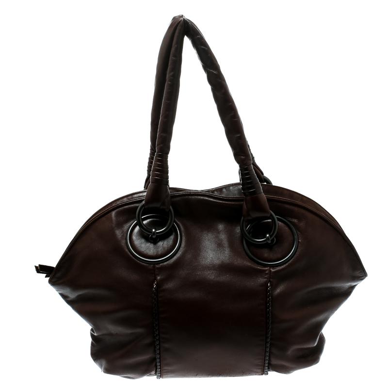 This fabulous hobo from Bottega Veneta is smart, sophisticated and very stylish! The brown creation comes crafted from leather and features a chic silhouette. It flaunts dual top handles that are attached with circular rings and the signature