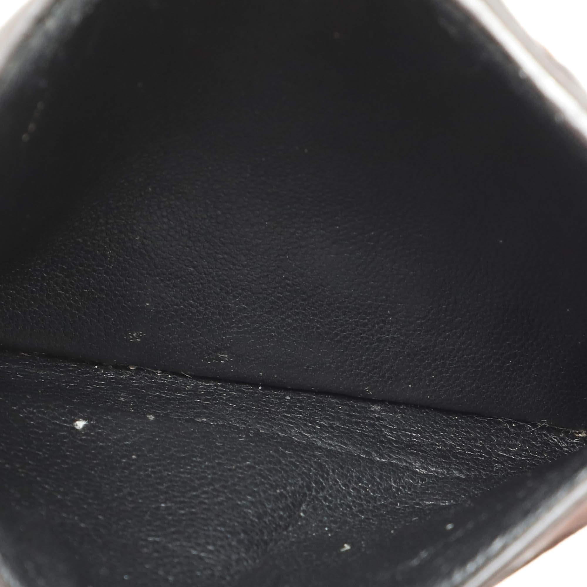 This Bottega Veneta card holder for men is a classic accessory pick from the brand. It is presented in brown leather and flaunts the Intrecciato weave.