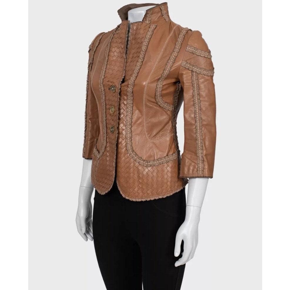 Diese raffinierte Damenjacke von Bottega Veneta ist aus 100% echtem Leder gefertigt und mit einem weichen Baumwollfutter versehen. 

Sie hat eine taillierte Silhouette, einen Knopfverschluss und eine raffinierte Schnittführung in einem zeitlosen