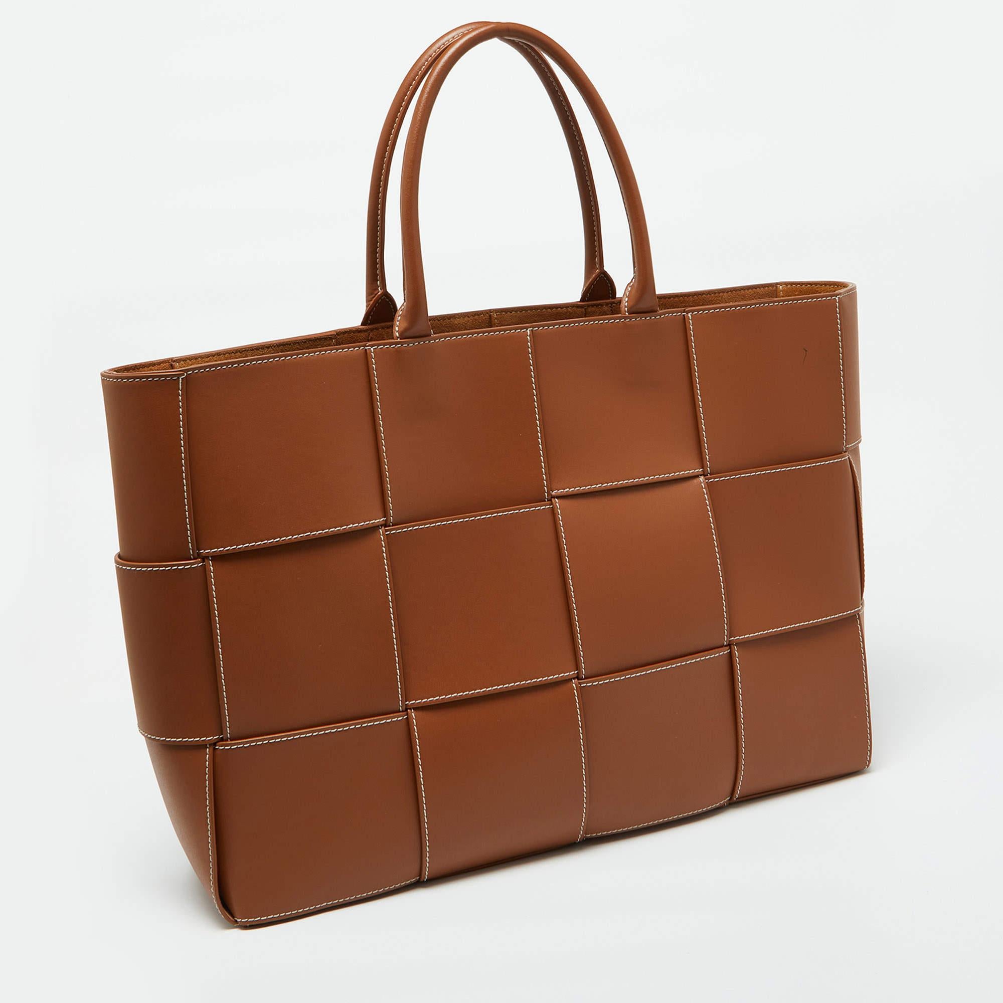 Bottega Veneta Brown Leather Large Arco Tote In Good Condition In Dubai, Al Qouz 2