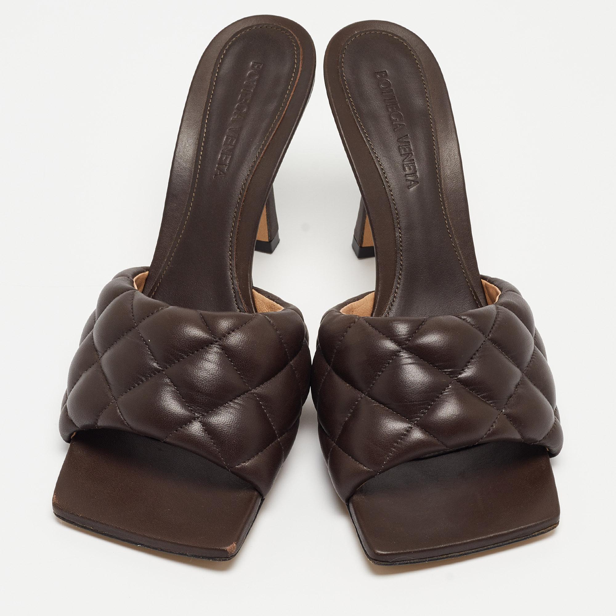 Bottega Veneta's list of trend-setting designs is only growing, and we can guess why! From the Lido sandals to the Pouch, the brand's offerings are anything but ordinary. We have here these amazing Lido slides, made from brown leather with