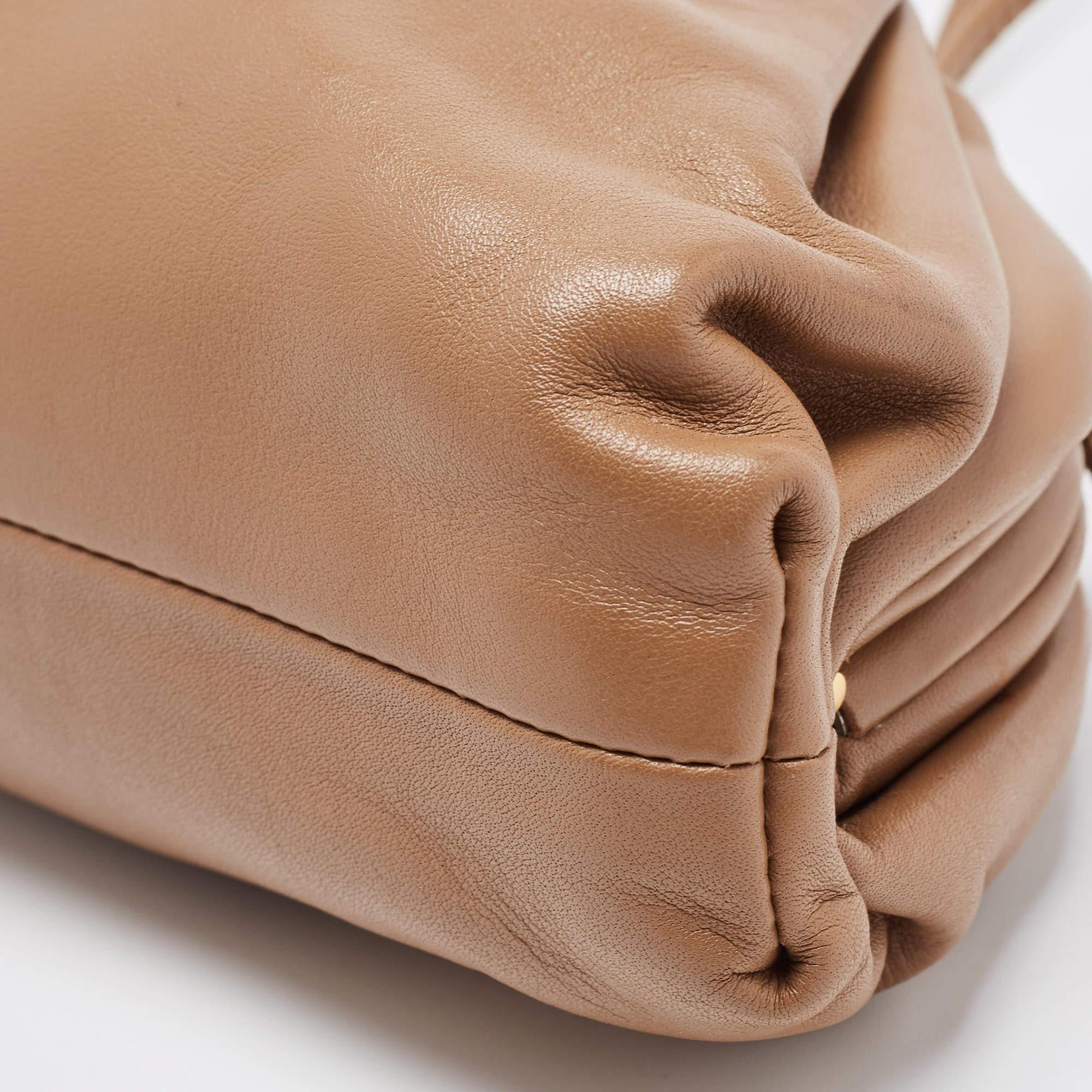 Bottega Veneta - Mini sac à main The Pouch en cuir marron en vente 5