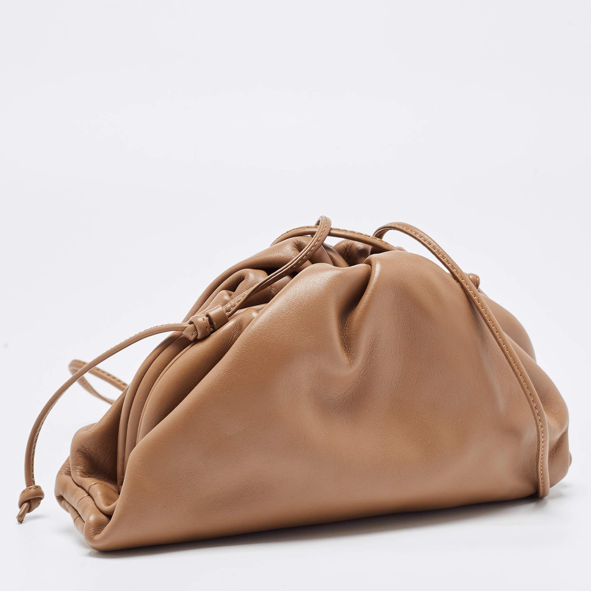 Bottega Veneta - Mini sac à main The Pouch en cuir marron Bon état - En vente à Dubai, Al Qouz 2