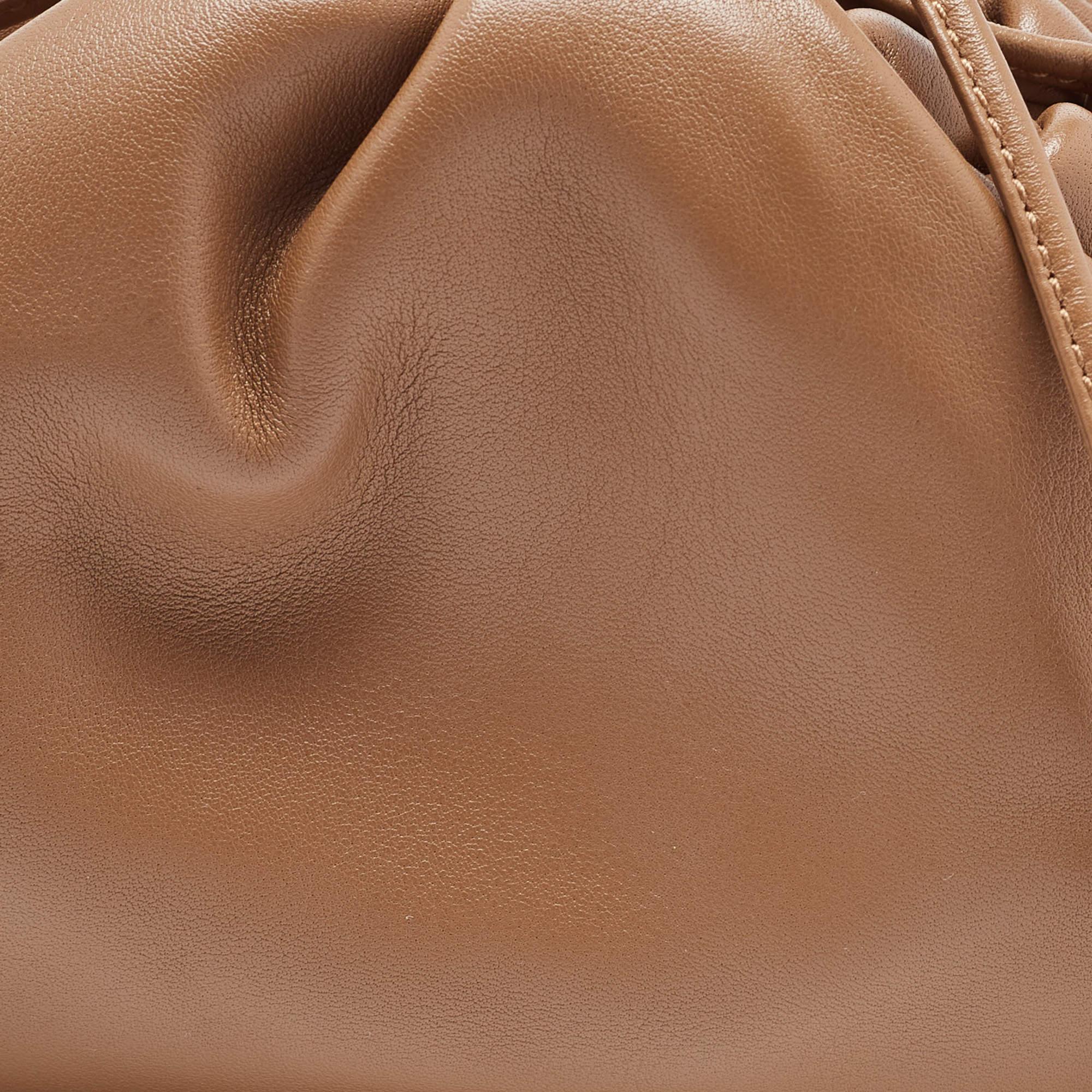 Bottega Veneta - Mini sac à main The Pouch en cuir marron en vente 3