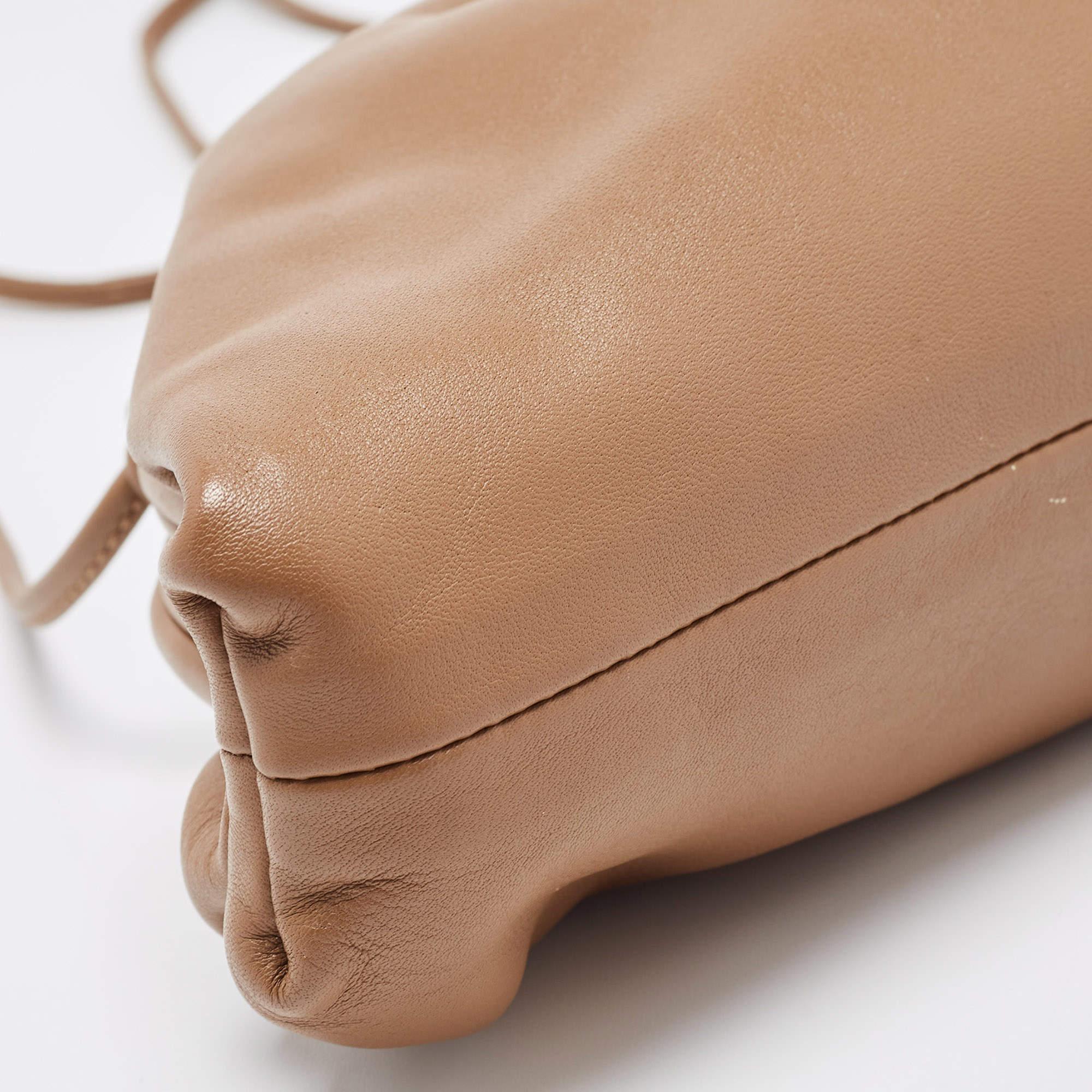 Bottega Veneta - Mini sac à main The Pouch en cuir marron en vente 4