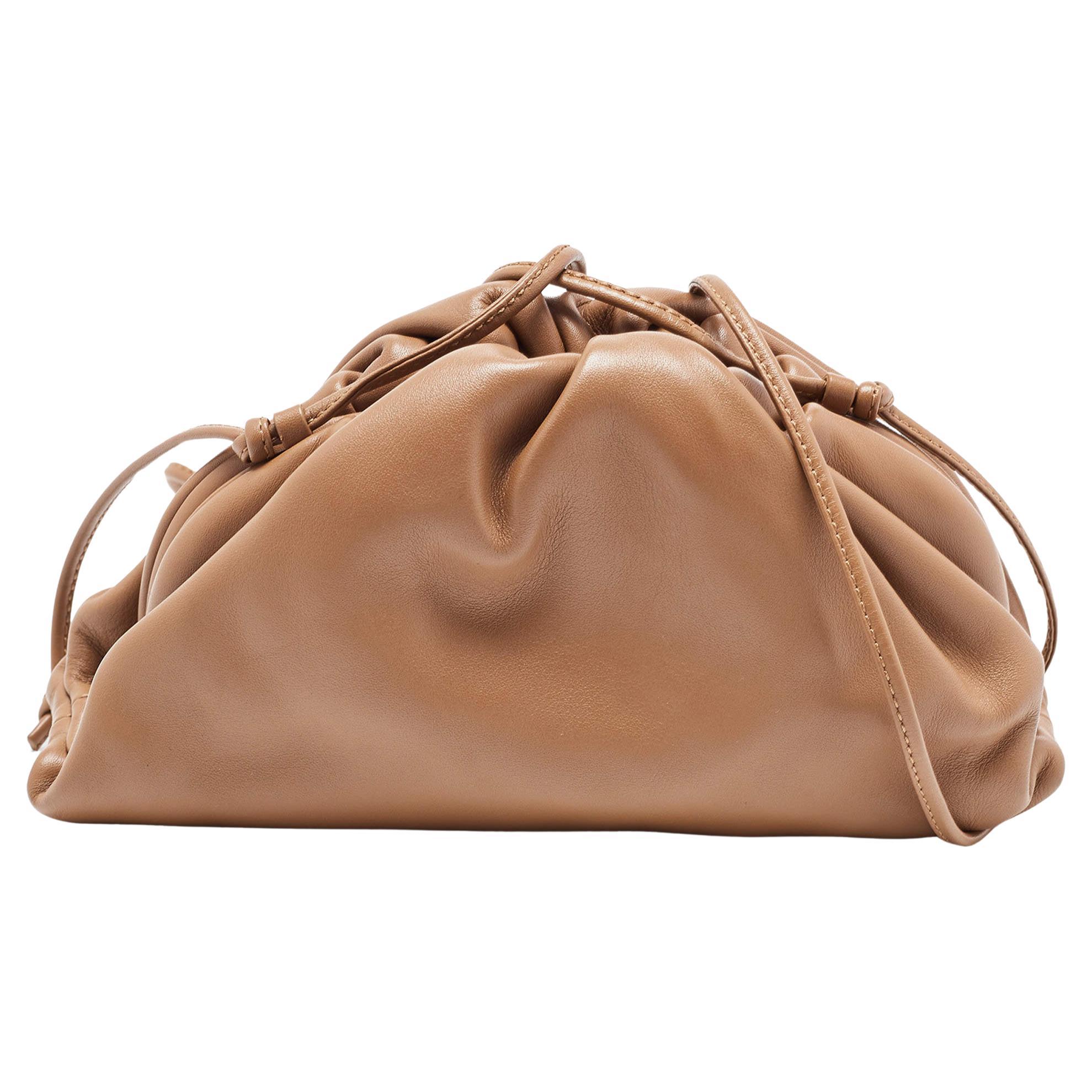 Bottega Veneta - Mini sac à main The Pouch en cuir marron en vente